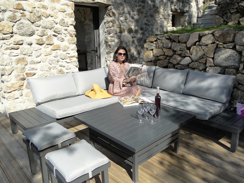 salon de jardin Lanzarote-Mademoiselle Kayla - Femme assise sur un canapé