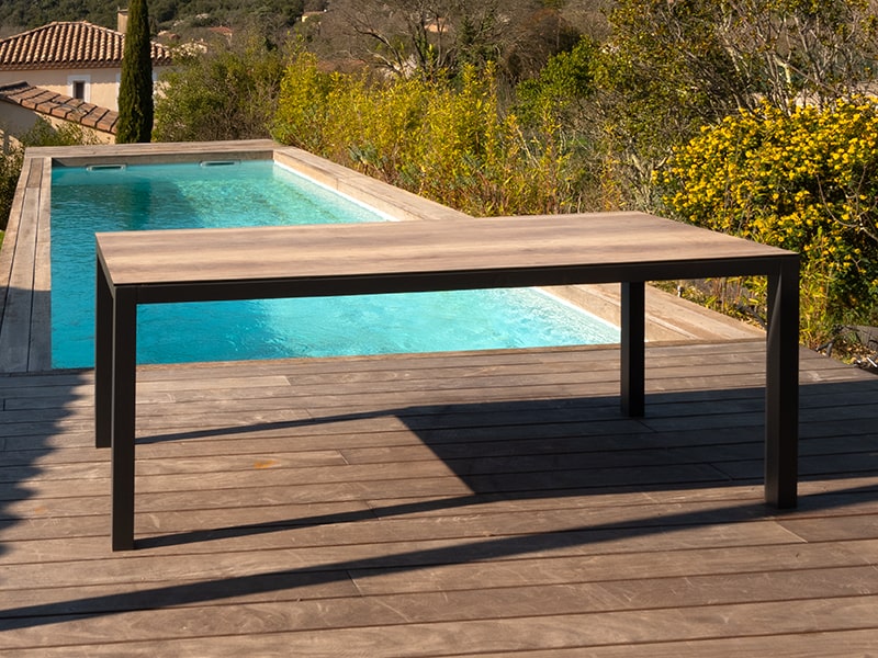 Table Trieste aspect bois - Mademoiselle Kayla - table installée au bord de la pisicne