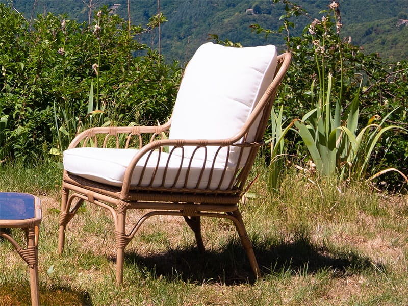 Ensemble salon de jardin Vintage Line aspect osier 4 places design et qualité - Mademoiselle Kayla vente de mobilier de jardin haut de gamme - Chaise de jardin vintage dans le jardin