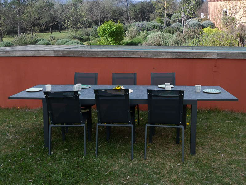 Table avec assiettes devant mur rouge